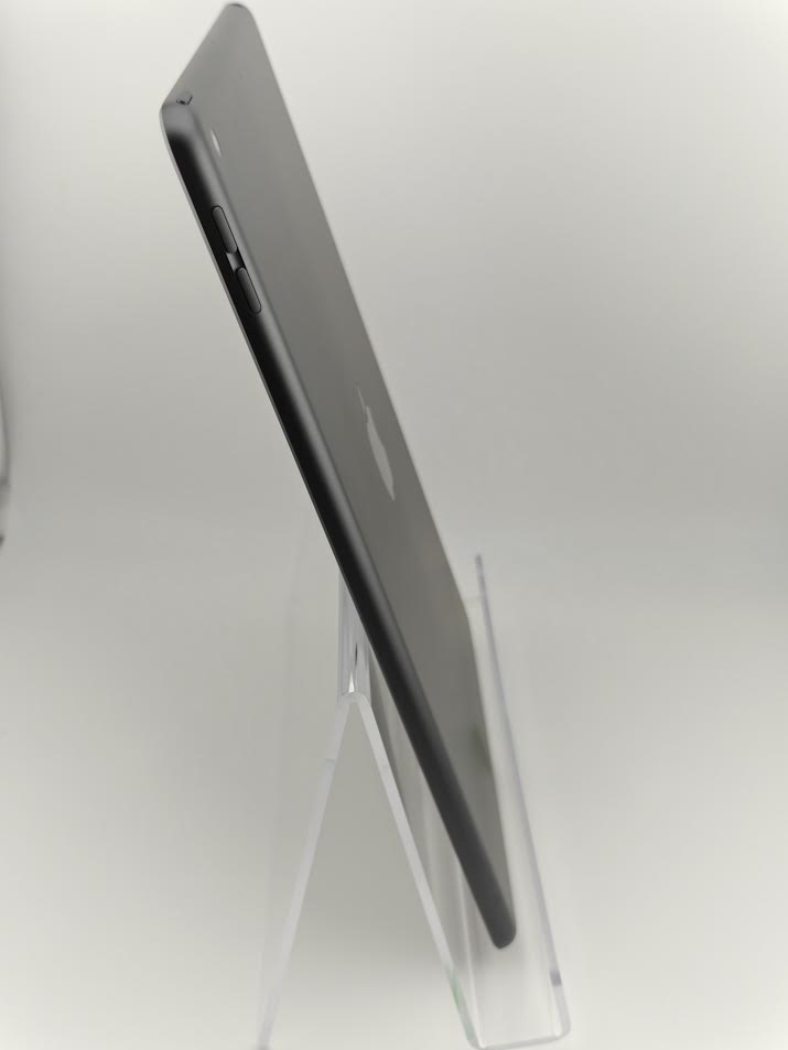 Apple iPad 8th Gen 10.2in 32GB WiFi Space Gray A2270 MYL92LL/A Excellent