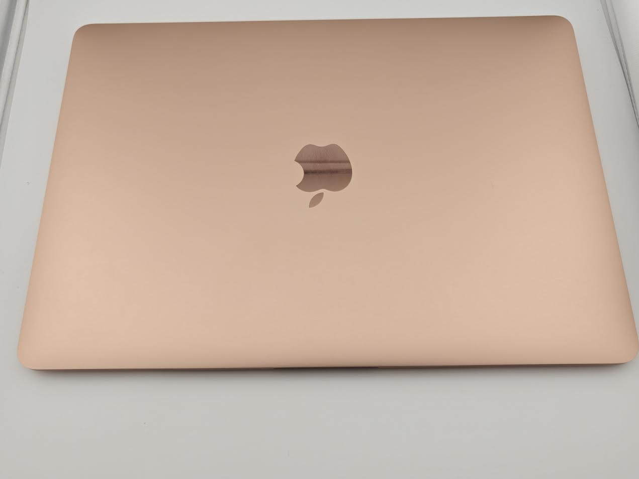 Apple Macbook Air M1 Chip 8-Core 13in 8GB RAM 256GB SSD A2337 2020 Gold