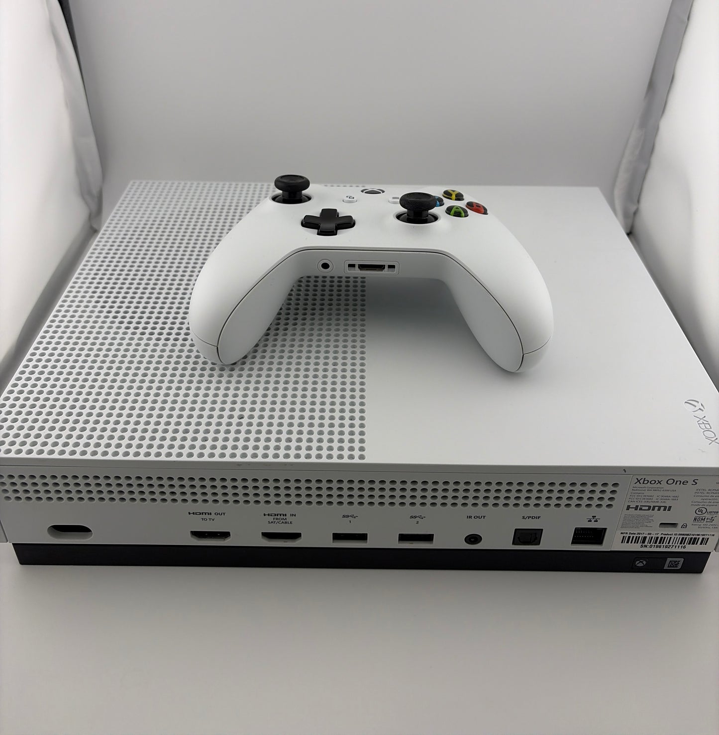 Microsoft Xbox One S 1TB Console + Controller Excellent