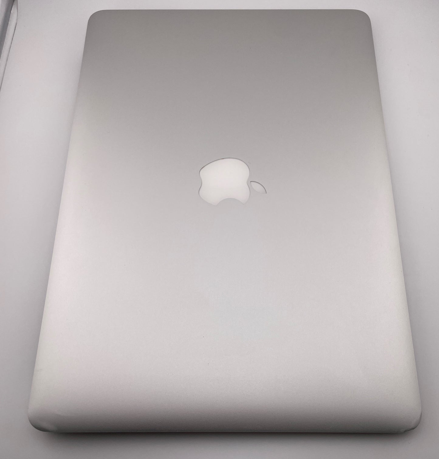 Apple Macbook Air Intel Core i5 1.6GHz 13in 256GB 4GB A1466 MJVG2LL/A 2015 Good