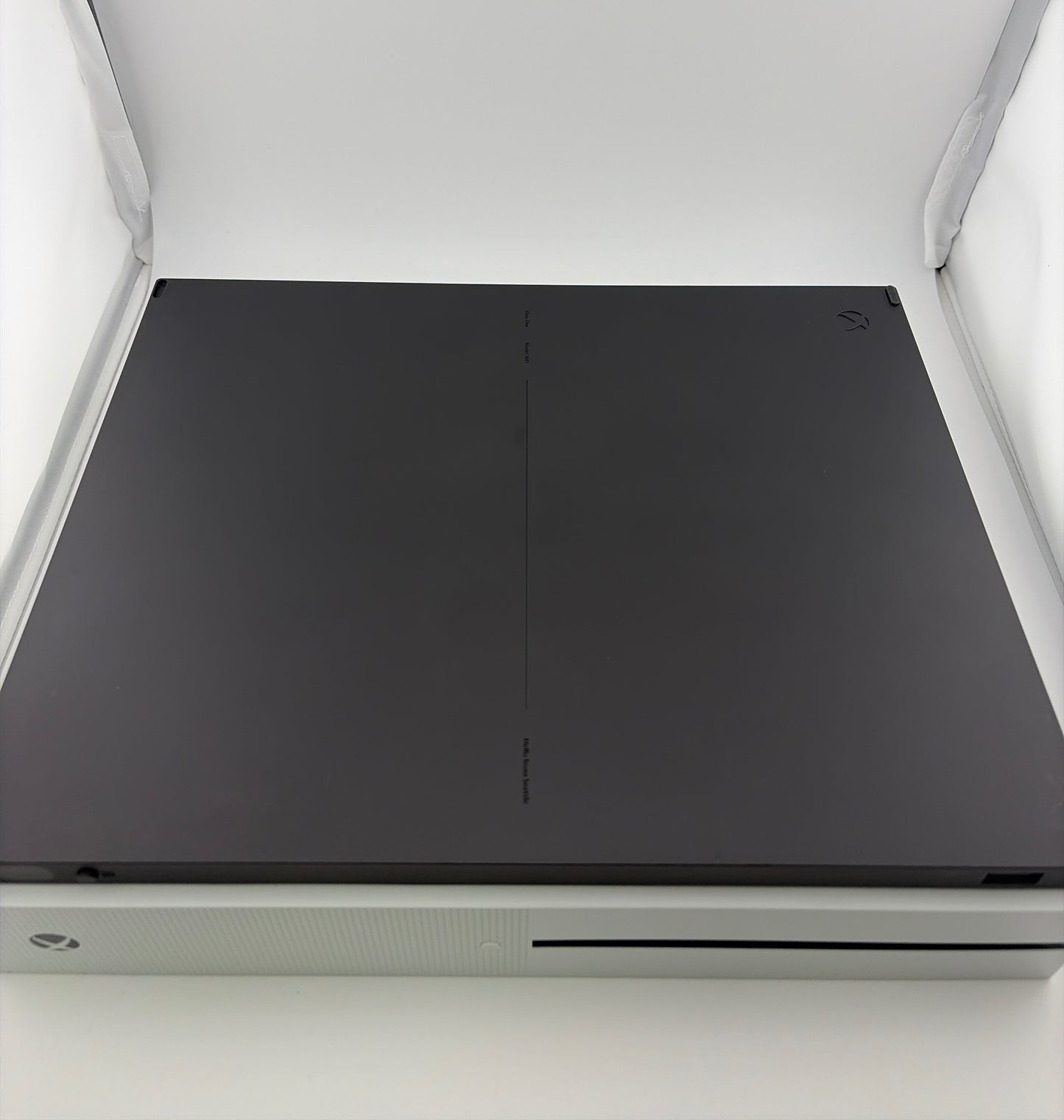 Microsoft Xbox One S 1TB Console + Controller Excellent