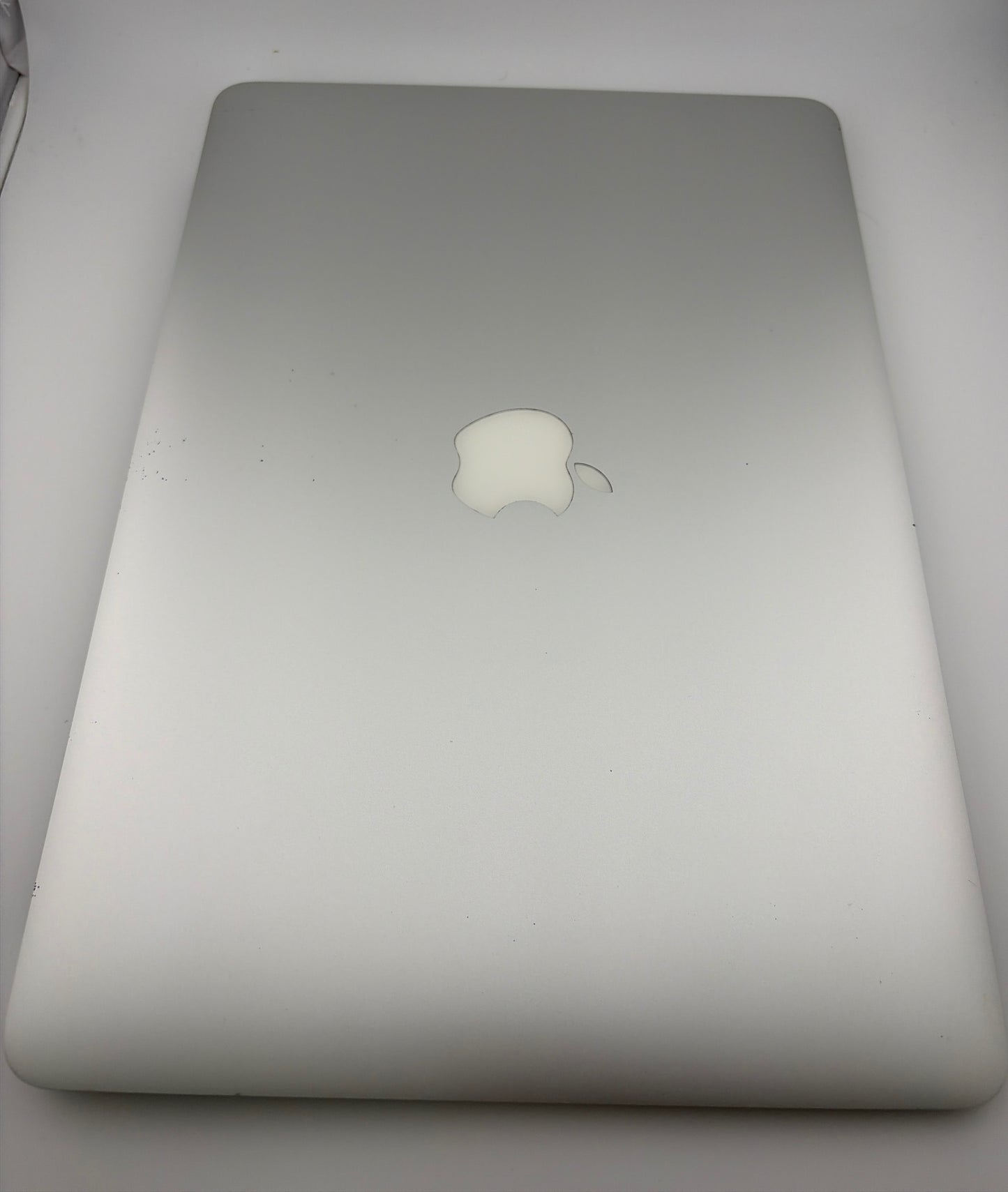 Apple Macbook Air Core i5 1.6GHz 13in 256GB A1466 MJVG2LL/A Early 2015 Good
