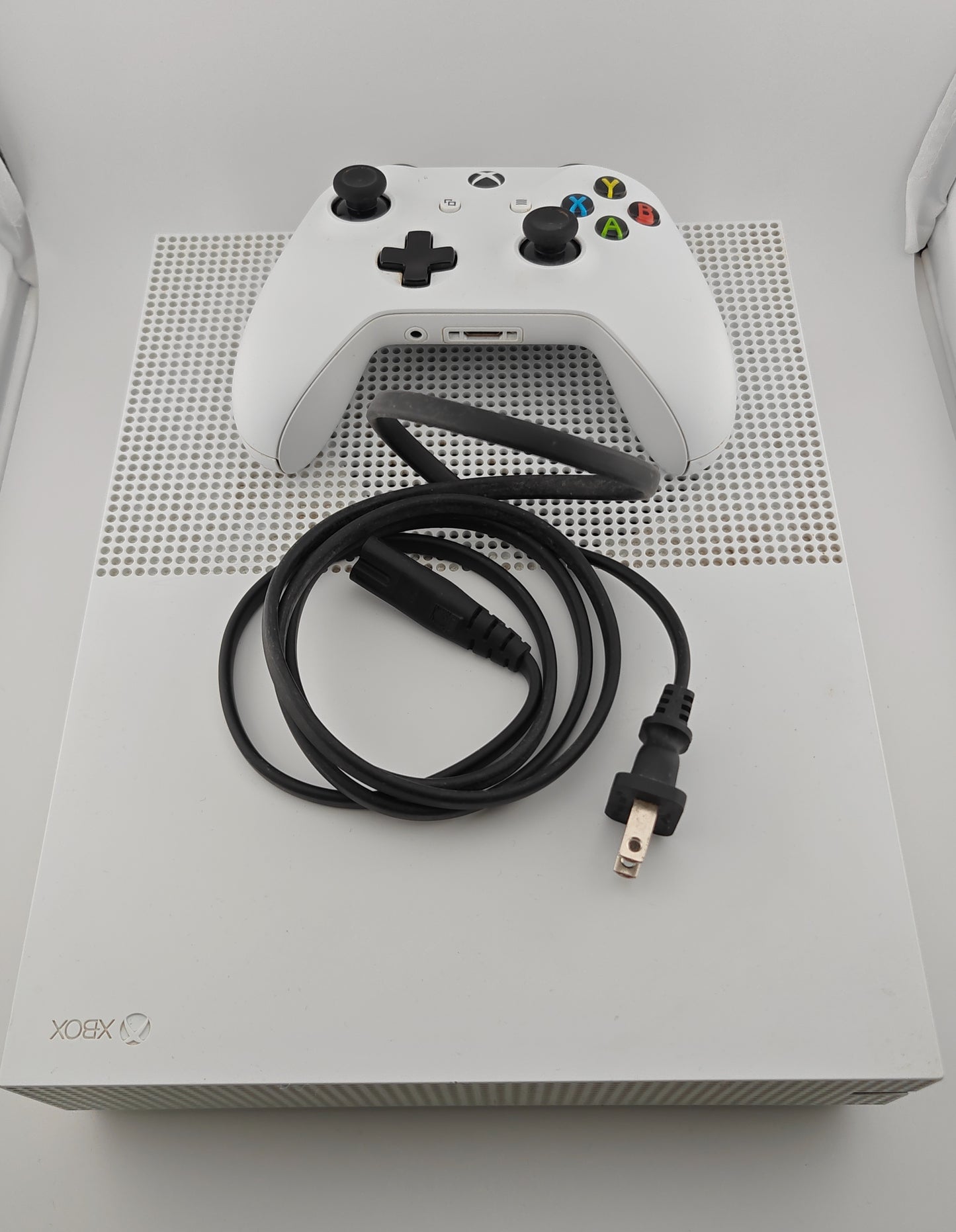 Microsoft Xbox One S 1TB White Console + Controller Good