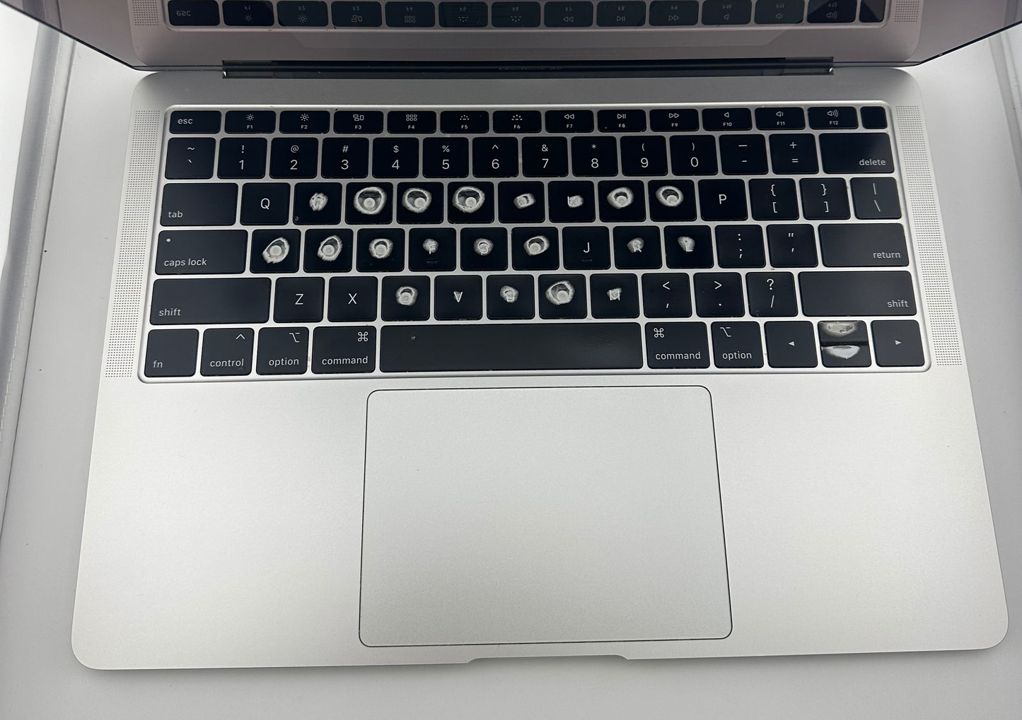 Apple Macbook Air Intel Core i5 1.6GHz 13in 128GB A1932 2018 Silver MREA2LL/A Poor