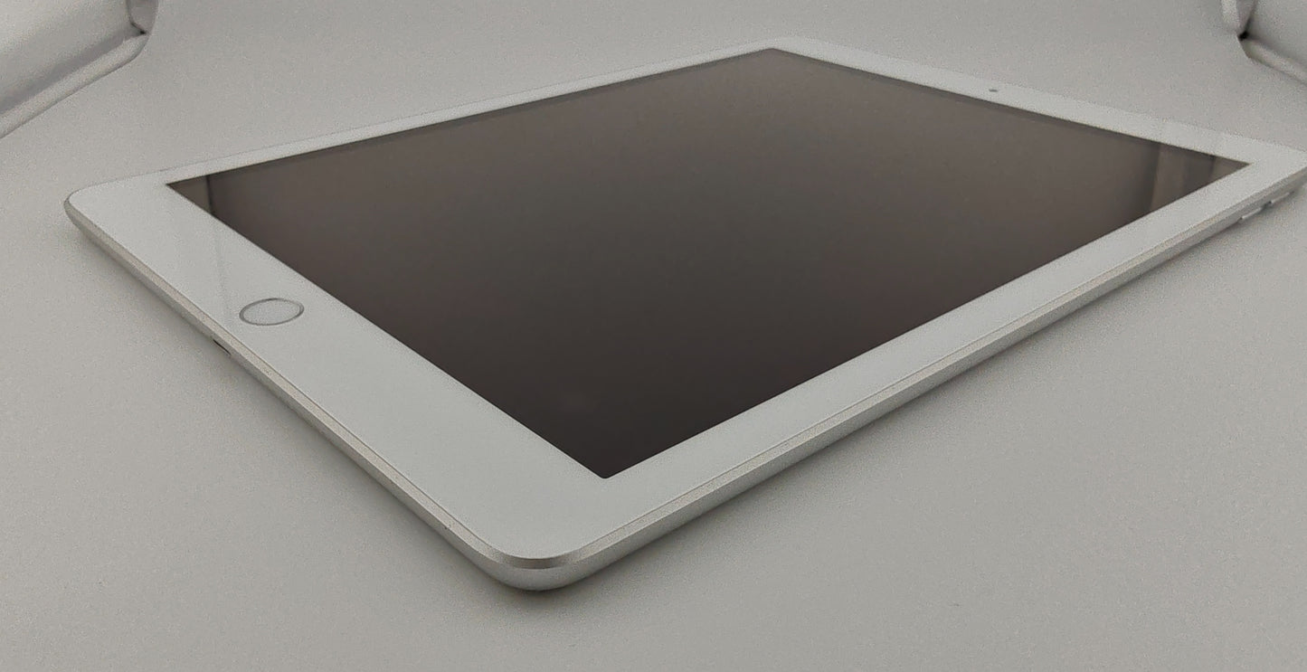 Apple iPad 6th Generation 32GB WiFi A1893 Silver Excellent