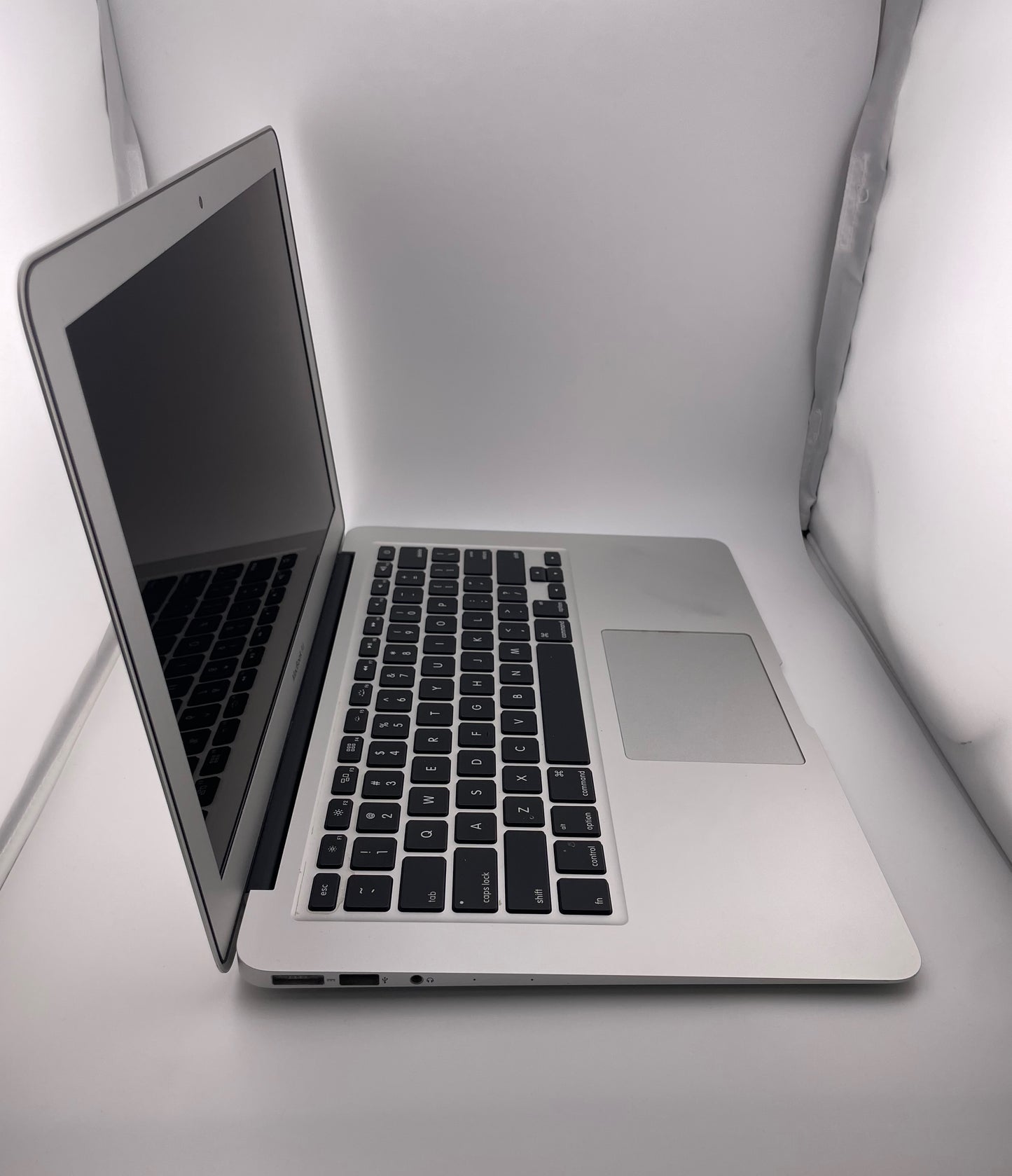 Apple Macbook Air Core i5 1.6GHz 13in 128GB 4GB A1466 MJVE2LL/A Early 2015