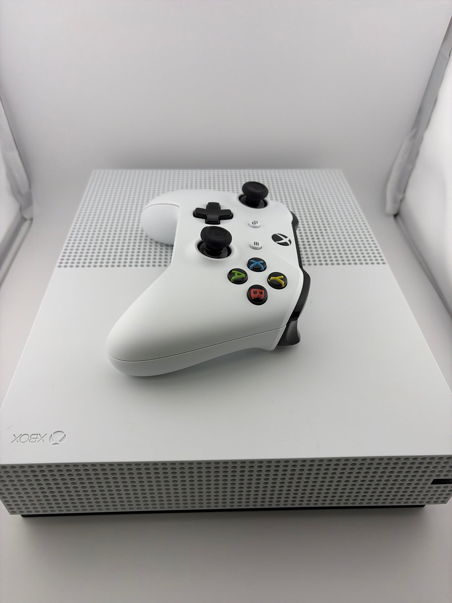 Microsoft Xbox One S 1TB Console + Controller Excellent
