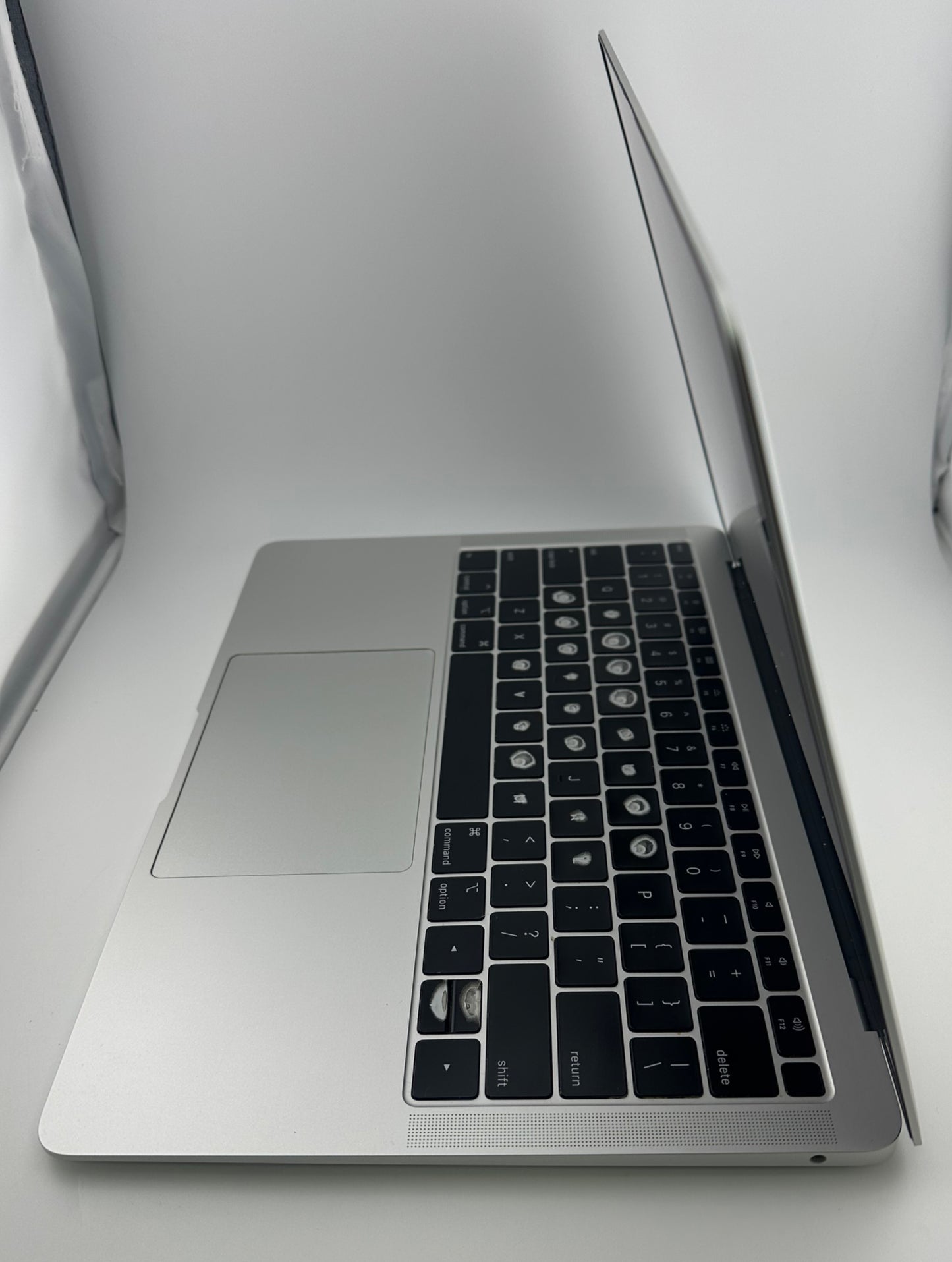Apple Macbook Air Intel Core i5 1.6GHz 13in 128GB A1932 2018 Silver MREA2LL/A Poor